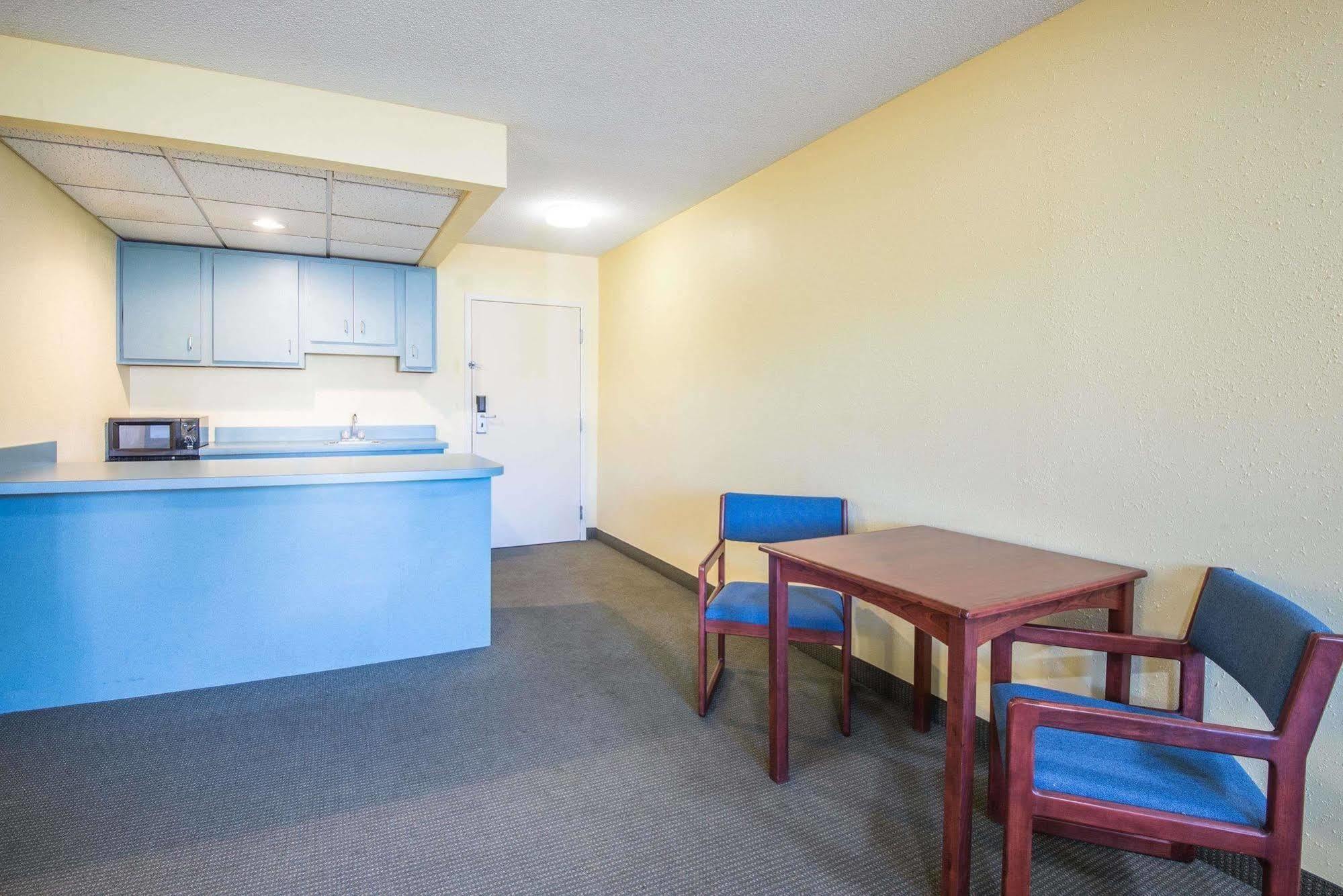 Days By Wyndham Sandusky South Hotel 2*