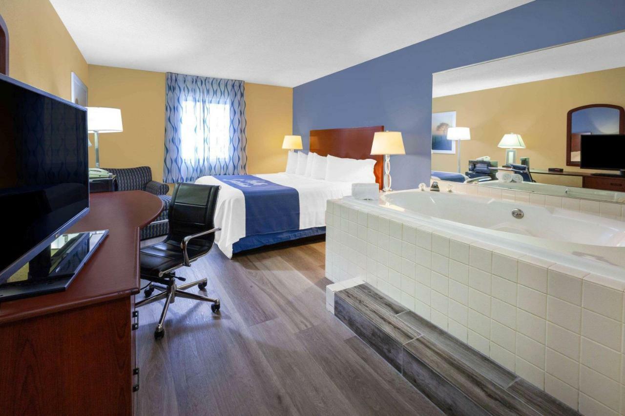 Days By Wyndham Sandusky South Hotel